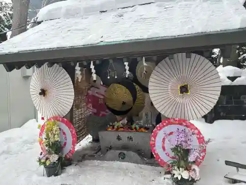 札幌諏訪神社の{uncategorized: "未分類", other: "その他", undefined: "問題あり", building: "その他建物", grave: "お墓", sacred_gate: "鳥居", guardian: "狛犬", statue: "像", buddha: "仏像", history: "歴史", nature: "自然", garden: "庭園", animal: "動物", pagoda: "塔", temizu: "手水舎", mountain_gate: "山門・神門", sanctuary: "本殿・本堂", subordinate: "末社・摂社", art: "芸術", scenery: "景色", jizo: "地蔵", ema: "絵馬", goshuin: "御朱印", omikuji: "おみくじ", items: "授与品その他", amulet: "お守り", goshuincho: "御朱印帳", eats: "食事", festival: "お祭り", votive_dance: "神楽", shichigosan: "七五三参", wedding: "結婚式", experience: "体験その他", initially: "初詣", around: "周辺", anti_infection: "感染症対策"}