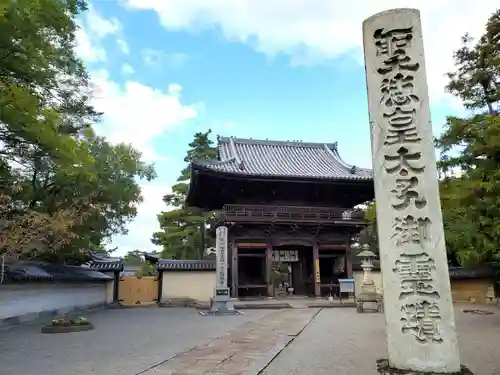 鶴林寺の山門