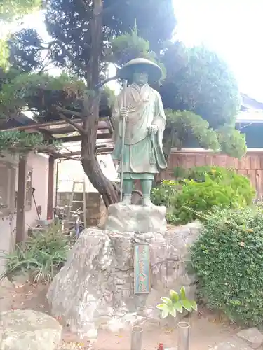 蓮光寺の像