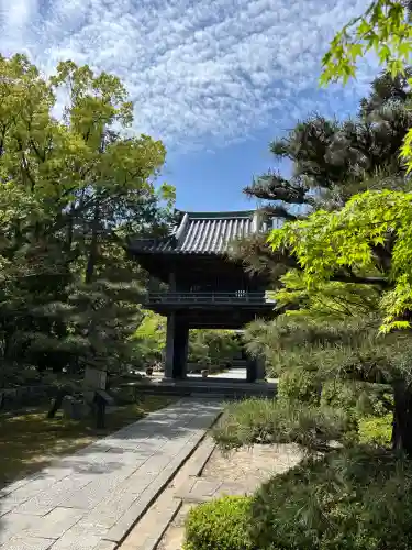 伊勢の国 四天王寺の{uncategorized: "未分類", other: "その他", undefined: "問題あり", building: "その他建物", grave: "お墓", sacred_gate: "鳥居", guardian: "狛犬", statue: "像", buddha: "仏像", history: "歴史", nature: "自然", garden: "庭園", animal: "動物", pagoda: "塔", temizu: "手水舎", mountain_gate: "山門・神門", sanctuary: "本殿・本堂", subordinate: "末社・摂社", art: "芸術", scenery: "景色", jizo: "地蔵", ema: "絵馬", goshuin: "御朱印", omikuji: "おみくじ", items: "授与品その他", amulet: "お守り", goshuincho: "御朱印帳", eats: "食事", festival: "お祭り", votive_dance: "神楽", shichigosan: "七五三参", wedding: "結婚式", experience: "体験その他", initially: "初詣", around: "周辺", anti_infection: "感染症対策"}