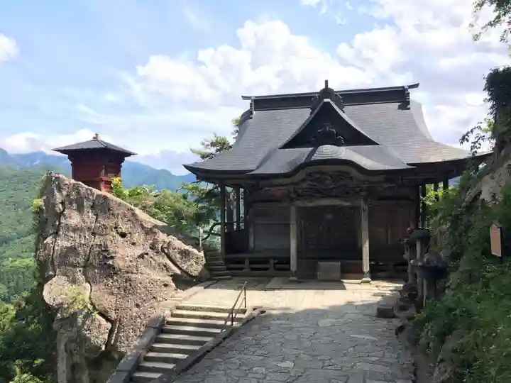 宝珠山 立石寺の本殿・本堂