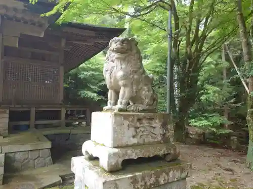 石座神社の狛犬