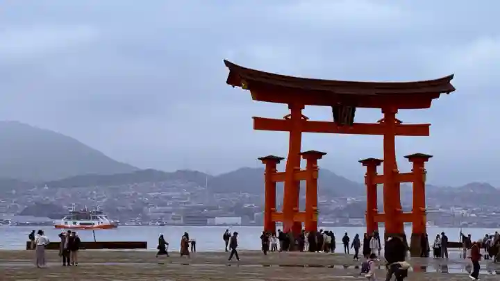 厳島神社の{uncategorized: "未分類", other: "その他", undefined: "問題あり", building: "その他建物", grave: "お墓", sacred_gate: "鳥居", guardian: "狛犬", statue: "像", buddha: "仏像", history: "歴史", nature: "自然", garden: "庭園", animal: "動物", pagoda: "塔", temizu: "手水舎", mountain_gate: "山門・神門", sanctuary: "本殿・本堂", subordinate: "末社・摂社", art: "芸術", scenery: "景色", jizo: "地蔵", ema: "絵馬", goshuin: "御朱印", omikuji: "おみくじ", items: "授与品その他", amulet: "お守り", goshuincho: "御朱印帳", eats: "食事", festival: "お祭り", votive_dance: "神楽", shichigosan: "七五三参", wedding: "結婚式", experience: "体験その他", initially: "初詣", around: "周辺", anti_infection: "感染症対策"}