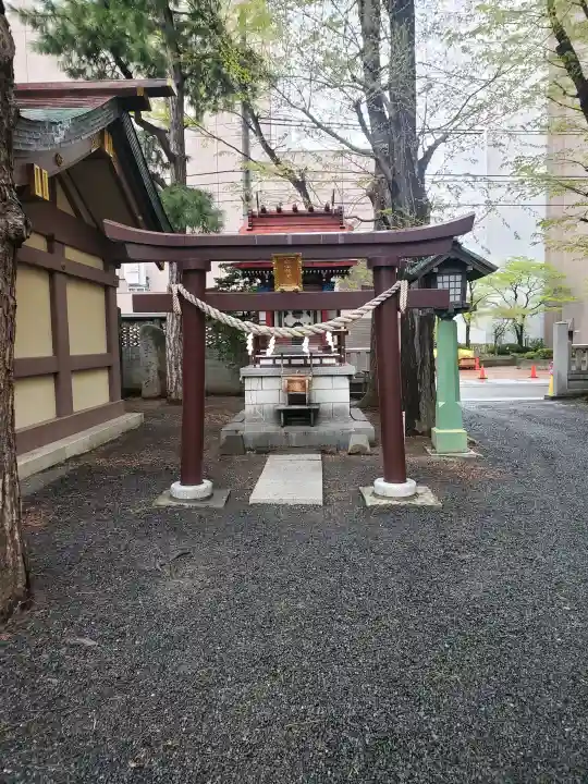 三吉神社の{uncategorized: "未分類", other: "その他", undefined: "問題あり", building: "その他建物", grave: "お墓", sacred_gate: "鳥居", guardian: "狛犬", statue: "像", buddha: "仏像", history: "歴史", nature: "自然", garden: "庭園", animal: "動物", pagoda: "塔", temizu: "手水舎", mountain_gate: "山門・神門", sanctuary: "本殿・本堂", subordinate: "末社・摂社", art: "芸術", scenery: "景色", jizo: "地蔵", ema: "絵馬", goshuin: "御朱印", omikuji: "おみくじ", items: "授与品その他", amulet: "お守り", goshuincho: "御朱印帳", eats: "食事", festival: "お祭り", votive_dance: "神楽", shichigosan: "七五三参", wedding: "結婚式", experience: "体験その他", initially: "初詣", around: "周辺", anti_infection: "感染症対策"}