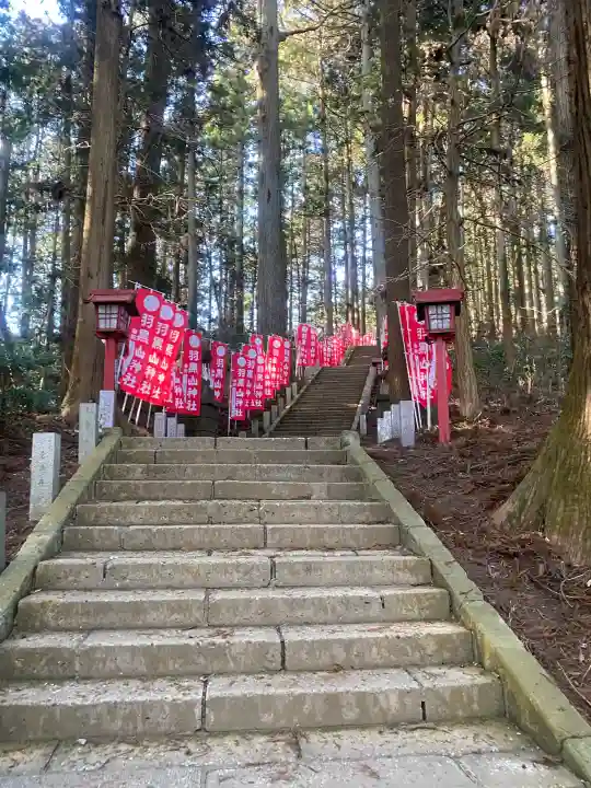 羽黒山神社の{uncategorized: "未分類", other: "その他", undefined: "問題あり", building: "その他建物", grave: "お墓", sacred_gate: "鳥居", guardian: "狛犬", statue: "像", buddha: "仏像", history: "歴史", nature: "自然", garden: "庭園", animal: "動物", pagoda: "塔", temizu: "手水舎", mountain_gate: "山門・神門", sanctuary: "本殿・本堂", subordinate: "末社・摂社", art: "芸術", scenery: "景色", jizo: "地蔵", ema: "絵馬", goshuin: "御朱印", omikuji: "おみくじ", items: "授与品その他", amulet: "お守り", goshuincho: "御朱印帳", eats: "食事", festival: "お祭り", votive_dance: "神楽", shichigosan: "七五三参", wedding: "結婚式", experience: "体験その他", initially: "初詣", around: "周辺", anti_infection: "感染症対策"}