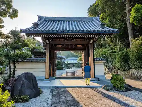 宝生寺の山門