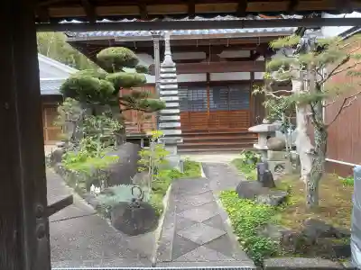 釈迦院霊仙寺の{uncategorized: "未分類", other: "その他", undefined: "問題あり", building: "その他建物", grave: "お墓", sacred_gate: "鳥居", guardian: "狛犬", statue: "像", buddha: "仏像", history: "歴史", nature: "自然", garden: "庭園", animal: "動物", pagoda: "塔", temizu: "手水舎", mountain_gate: "山門・神門", sanctuary: "本殿・本堂", subordinate: "末社・摂社", art: "芸術", scenery: "景色", jizo: "地蔵", ema: "絵馬", goshuin: "御朱印", omikuji: "おみくじ", items: "授与品その他", amulet: "お守り", goshuincho: "御朱印帳", eats: "食事", festival: "お祭り", votive_dance: "神楽", shichigosan: "七五三参", wedding: "結婚式", experience: "体験その他", initially: "初詣", around: "周辺", anti_infection: "感染症対策"}