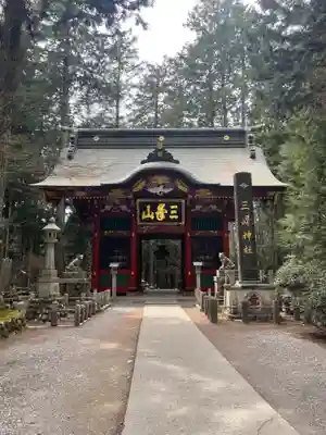 三峯神社の山門・神門