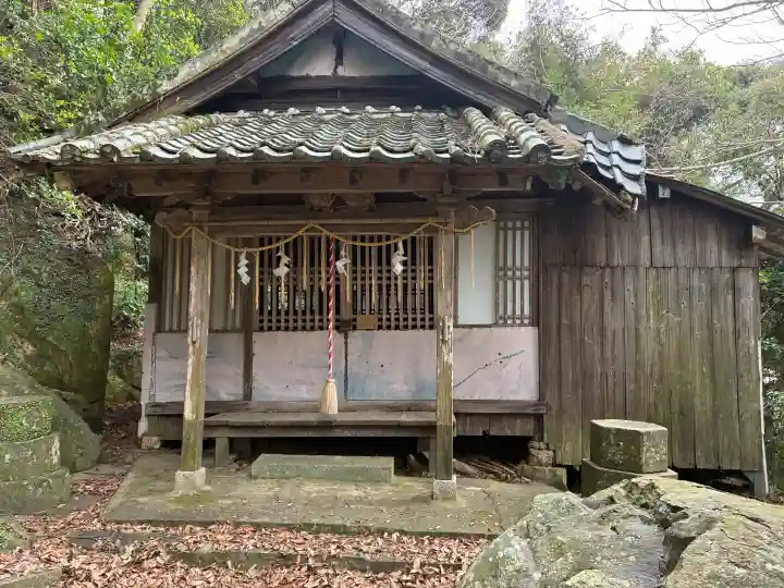 金比羅神社の{uncategorized: "未分類", other: "その他", undefined: "問題あり", building: "その他建物", grave: "お墓", sacred_gate: "鳥居", guardian: "狛犬", statue: "像", buddha: "仏像", history: "歴史", nature: "自然", garden: "庭園", animal: "動物", pagoda: "塔", temizu: "手水舎", mountain_gate: "山門・神門", sanctuary: "本殿・本堂", subordinate: "末社・摂社", art: "芸術", scenery: "景色", jizo: "地蔵", ema: "絵馬", goshuin: "御朱印", omikuji: "おみくじ", items: "授与品その他", amulet: "お守り", goshuincho: "御朱印帳", eats: "食事", festival: "お祭り", votive_dance: "神楽", shichigosan: "七五三参", wedding: "結婚式", experience: "体験その他", initially: "初詣", around: "周辺", anti_infection: "感染症対策"}