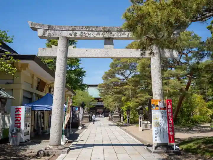 竹駒神社の{uncategorized: "未分類", other: "その他", undefined: "問題あり", building: "その他建物", grave: "お墓", sacred_gate: "鳥居", guardian: "狛犬", statue: "像", buddha: "仏像", history: "歴史", nature: "自然", garden: "庭園", animal: "動物", pagoda: "塔", temizu: "手水舎", mountain_gate: "山門・神門", sanctuary: "本殿・本堂", subordinate: "末社・摂社", art: "芸術", scenery: "景色", jizo: "地蔵", ema: "絵馬", goshuin: "御朱印", omikuji: "おみくじ", items: "授与品その他", amulet: "お守り", goshuincho: "御朱印帳", eats: "食事", festival: "お祭り", votive_dance: "神楽", shichigosan: "七五三参", wedding: "結婚式", experience: "体験その他", initially: "初詣", around: "周辺", anti_infection: "感染症対策"}