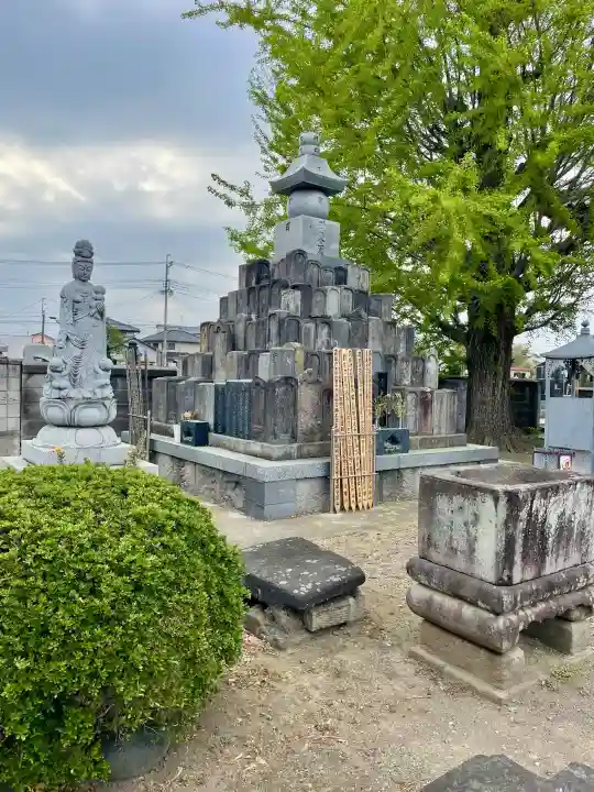 九品寺の{uncategorized: "未分類", other: "その他", undefined: "問題あり", building: "その他建物", grave: "お墓", sacred_gate: "鳥居", guardian: "狛犬", statue: "像", buddha: "仏像", history: "歴史", nature: "自然", garden: "庭園", animal: "動物", pagoda: "塔", temizu: "手水舎", mountain_gate: "山門・神門", sanctuary: "本殿・本堂", subordinate: "末社・摂社", art: "芸術", scenery: "景色", jizo: "地蔵", ema: "絵馬", goshuin: "御朱印", omikuji: "おみくじ", items: "授与品その他", amulet: "お守り", goshuincho: "御朱印帳", eats: "食事", festival: "お祭り", votive_dance: "神楽", shichigosan: "七五三参", wedding: "結婚式", experience: "体験その他", initially: "初詣", around: "周辺", anti_infection: "感染症対策"}