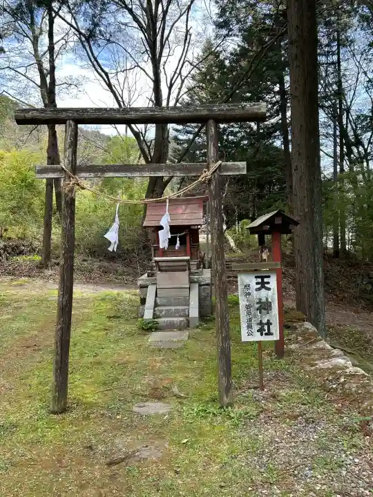 新海三社神社の{uncategorized: "未分類", other: "その他", undefined: "問題あり", building: "その他建物", grave: "お墓", sacred_gate: "鳥居", guardian: "狛犬", statue: "像", buddha: "仏像", history: "歴史", nature: "自然", garden: "庭園", animal: "動物", pagoda: "塔", temizu: "手水舎", mountain_gate: "山門・神門", sanctuary: "本殿・本堂", subordinate: "末社・摂社", art: "芸術", scenery: "景色", jizo: "地蔵", ema: "絵馬", goshuin: "御朱印", omikuji: "おみくじ", items: "授与品その他", amulet: "お守り", goshuincho: "御朱印帳", eats: "食事", festival: "お祭り", votive_dance: "神楽", shichigosan: "七五三参", wedding: "結婚式", experience: "体験その他", initially: "初詣", around: "周辺", anti_infection: "感染症対策"}