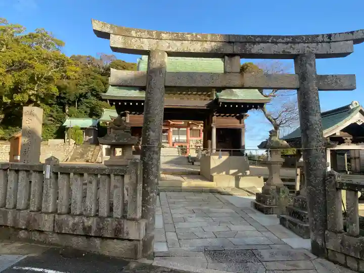 由良湊神社の{uncategorized: "未分類", other: "その他", undefined: "問題あり", building: "その他建物", grave: "お墓", sacred_gate: "鳥居", guardian: "狛犬", statue: "像", buddha: "仏像", history: "歴史", nature: "自然", garden: "庭園", animal: "動物", pagoda: "塔", temizu: "手水舎", mountain_gate: "山門・神門", sanctuary: "本殿・本堂", subordinate: "末社・摂社", art: "芸術", scenery: "景色", jizo: "地蔵", ema: "絵馬", goshuin: "御朱印", omikuji: "おみくじ", items: "授与品その他", amulet: "お守り", goshuincho: "御朱印帳", eats: "食事", festival: "お祭り", votive_dance: "神楽", shichigosan: "七五三参", wedding: "結婚式", experience: "体験その他", initially: "初詣", around: "周辺", anti_infection: "感染症対策"}