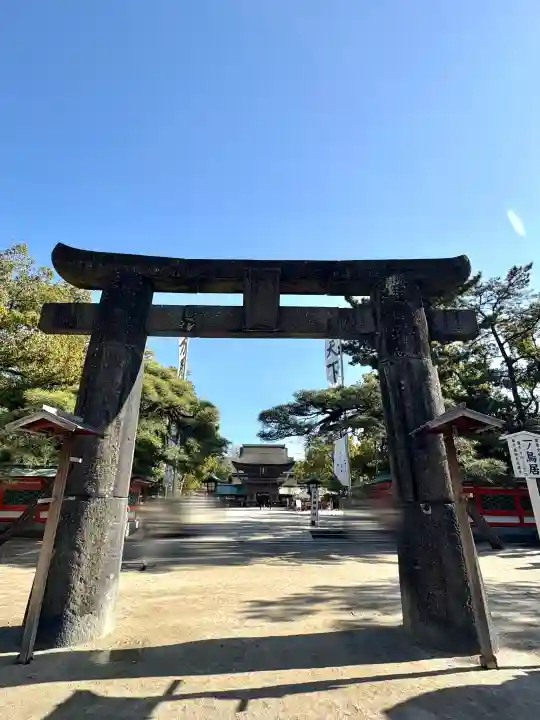 筥崎宮の{uncategorized: "未分類", other: "その他", undefined: "問題あり", building: "その他建物", grave: "お墓", sacred_gate: "鳥居", guardian: "狛犬", statue: "像", buddha: "仏像", history: "歴史", nature: "自然", garden: "庭園", animal: "動物", pagoda: "塔", temizu: "手水舎", mountain_gate: "山門・神門", sanctuary: "本殿・本堂", subordinate: "末社・摂社", art: "芸術", scenery: "景色", jizo: "地蔵", ema: "絵馬", goshuin: "御朱印", omikuji: "おみくじ", items: "授与品その他", amulet: "お守り", goshuincho: "御朱印帳", eats: "食事", festival: "お祭り", votive_dance: "神楽", shichigosan: "七五三参", wedding: "結婚式", experience: "体験その他", initially: "初詣", around: "周辺", anti_infection: "感染症対策"}