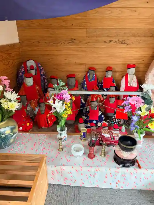 さつかり地蔵堂の{uncategorized: "未分類", other: "その他", undefined: "問題あり", building: "その他建物", grave: "お墓", sacred_gate: "鳥居", guardian: "狛犬", statue: "像", buddha: "仏像", history: "歴史", nature: "自然", garden: "庭園", animal: "動物", pagoda: "塔", temizu: "手水舎", mountain_gate: "山門・神門", sanctuary: "本殿・本堂", subordinate: "末社・摂社", art: "芸術", scenery: "景色", jizo: "地蔵", ema: "絵馬", goshuin: "御朱印", omikuji: "おみくじ", items: "授与品その他", amulet: "お守り", goshuincho: "御朱印帳", eats: "食事", festival: "お祭り", votive_dance: "神楽", shichigosan: "七五三参", wedding: "結婚式", experience: "体験その他", initially: "初詣", around: "周辺", anti_infection: "感染症対策"}