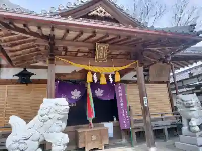 瀬古口稲荷神社の{uncategorized: "未分類", other: "その他", undefined: "問題あり", building: "その他建物", grave: "お墓", sacred_gate: "鳥居", guardian: "狛犬", statue: "像", buddha: "仏像", history: "歴史", nature: "自然", garden: "庭園", animal: "動物", pagoda: "塔", temizu: "手水舎", mountain_gate: "山門・神門", sanctuary: "本殿・本堂", subordinate: "末社・摂社", art: "芸術", scenery: "景色", jizo: "地蔵", ema: "絵馬", goshuin: "御朱印", omikuji: "おみくじ", items: "授与品その他", amulet: "お守り", goshuincho: "御朱印帳", eats: "食事", festival: "お祭り", votive_dance: "神楽", shichigosan: "七五三参", wedding: "結婚式", experience: "体験その他", initially: "初詣", around: "周辺", anti_infection: "感染症対策"}