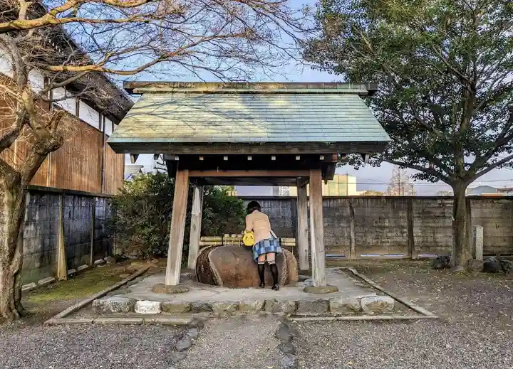 神明社の手水舎