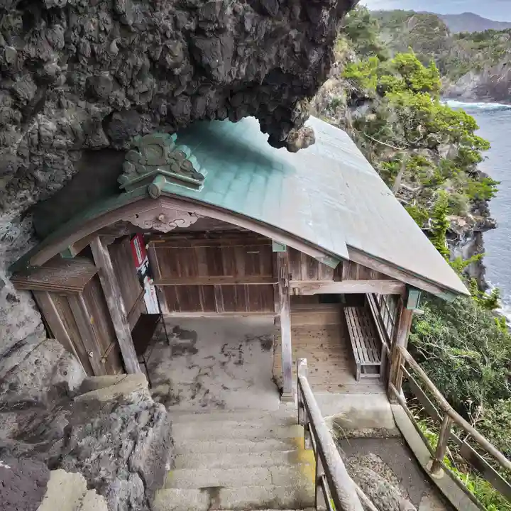 石室神社の本殿・本堂