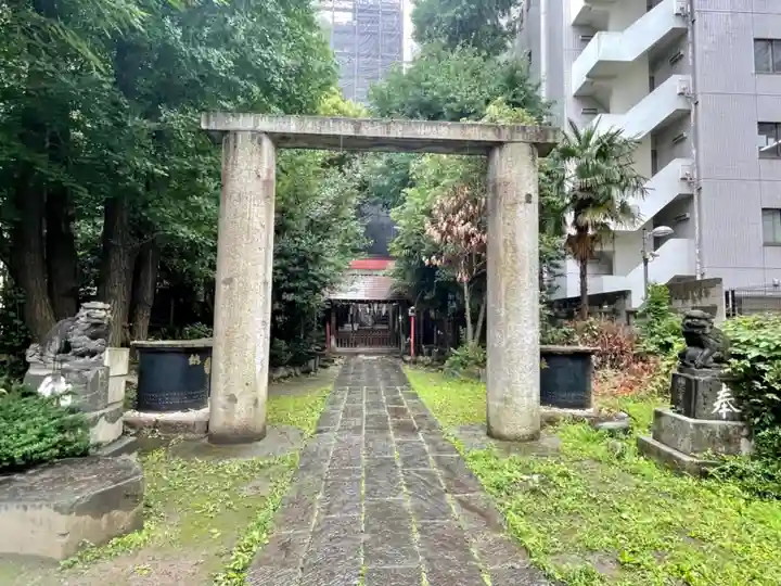 新橋鹽竃神社の鳥居