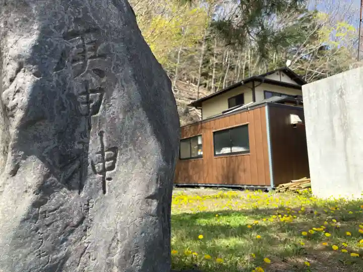 淺間神社(忍野八海)の{uncategorized: "未分類", other: "その他", undefined: "問題あり", building: "その他建物", grave: "お墓", sacred_gate: "鳥居", guardian: "狛犬", statue: "像", buddha: "仏像", history: "歴史", nature: "自然", garden: "庭園", animal: "動物", pagoda: "塔", temizu: "手水舎", mountain_gate: "山門・神門", sanctuary: "本殿・本堂", subordinate: "末社・摂社", art: "芸術", scenery: "景色", jizo: "地蔵", ema: "絵馬", goshuin: "御朱印", omikuji: "おみくじ", items: "授与品その他", amulet: "お守り", goshuincho: "御朱印帳", eats: "食事", festival: "お祭り", votive_dance: "神楽", shichigosan: "七五三参", wedding: "結婚式", experience: "体験その他", initially: "初詣", around: "周辺", anti_infection: "感染症対策"}