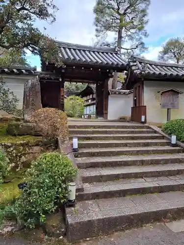 雲龍院の山門