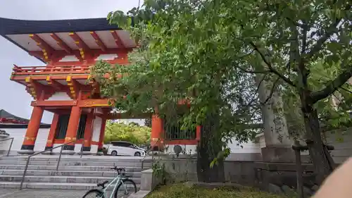 鴨江寺の山門