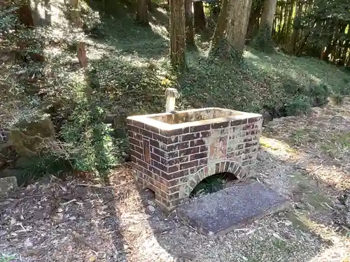 神明白山社相殿（杁下）の手水舎