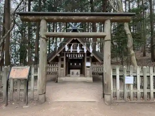 宝登山神社奥宮の{uncategorized: "未分類", other: "その他", undefined: "問題あり", building: "その他建物", grave: "お墓", sacred_gate: "鳥居", guardian: "狛犬", statue: "像", buddha: "仏像", history: "歴史", nature: "自然", garden: "庭園", animal: "動物", pagoda: "塔", temizu: "手水舎", mountain_gate: "山門・神門", sanctuary: "本殿・本堂", subordinate: "末社・摂社", art: "芸術", scenery: "景色", jizo: "地蔵", ema: "絵馬", goshuin: "御朱印", omikuji: "おみくじ", items: "授与品その他", amulet: "お守り", goshuincho: "御朱印帳", eats: "食事", festival: "お祭り", votive_dance: "神楽", shichigosan: "七五三参", wedding: "結婚式", experience: "体験その他", initially: "初詣", around: "周辺", anti_infection: "感染症対策"}