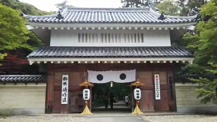 目の霊山 油山寺の山門・神門