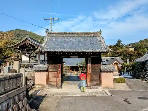 専養寺の山門