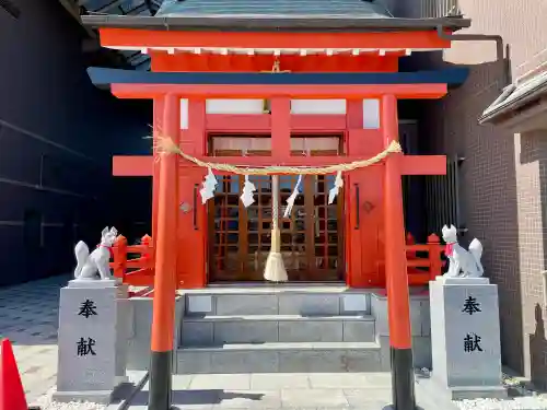 上土朝日稲荷神社の{uncategorized: "未分類", other: "その他", undefined: "問題あり", building: "その他建物", grave: "お墓", sacred_gate: "鳥居", guardian: "狛犬", statue: "像", buddha: "仏像", history: "歴史", nature: "自然", garden: "庭園", animal: "動物", pagoda: "塔", temizu: "手水舎", mountain_gate: "山門・神門", sanctuary: "本殿・本堂", subordinate: "末社・摂社", art: "芸術", scenery: "景色", jizo: "地蔵", ema: "絵馬", goshuin: "御朱印", omikuji: "おみくじ", items: "授与品その他", amulet: "お守り", goshuincho: "御朱印帳", eats: "食事", festival: "お祭り", votive_dance: "神楽", shichigosan: "七五三参", wedding: "結婚式", experience: "体験その他", initially: "初詣", around: "周辺", anti_infection: "感染症対策"}