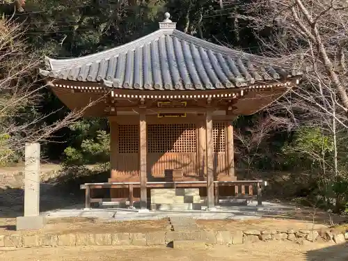 一乗寺の{uncategorized: "未分類", other: "その他", undefined: "問題あり", building: "その他建物", grave: "お墓", sacred_gate: "鳥居", guardian: "狛犬", statue: "像", buddha: "仏像", history: "歴史", nature: "自然", garden: "庭園", animal: "動物", pagoda: "塔", temizu: "手水舎", mountain_gate: "山門・神門", sanctuary: "本殿・本堂", subordinate: "末社・摂社", art: "芸術", scenery: "景色", jizo: "地蔵", ema: "絵馬", goshuin: "御朱印", omikuji: "おみくじ", items: "授与品その他", amulet: "お守り", goshuincho: "御朱印帳", eats: "食事", festival: "お祭り", votive_dance: "神楽", shichigosan: "七五三参", wedding: "結婚式", experience: "体験その他", initially: "初詣", around: "周辺", anti_infection: "感染症対策"}