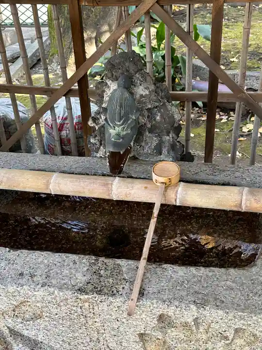 神明社の手水舎