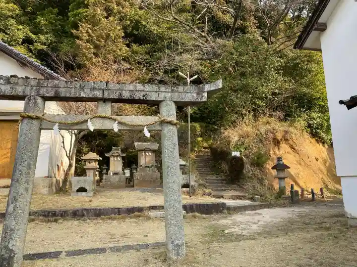 山﨑八幡宮の{uncategorized: "未分類", other: "その他", undefined: "問題あり", building: "その他建物", grave: "お墓", sacred_gate: "鳥居", guardian: "狛犬", statue: "像", buddha: "仏像", history: "歴史", nature: "自然", garden: "庭園", animal: "動物", pagoda: "塔", temizu: "手水舎", mountain_gate: "山門・神門", sanctuary: "本殿・本堂", subordinate: "末社・摂社", art: "芸術", scenery: "景色", jizo: "地蔵", ema: "絵馬", goshuin: "御朱印", omikuji: "おみくじ", items: "授与品その他", amulet: "お守り", goshuincho: "御朱印帳", eats: "食事", festival: "お祭り", votive_dance: "神楽", shichigosan: "七五三参", wedding: "結婚式", experience: "体験その他", initially: "初詣", around: "周辺", anti_infection: "感染症対策"}