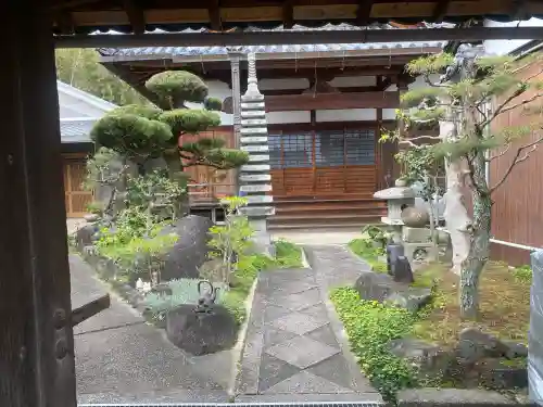 釈迦院霊仙寺の{uncategorized: "未分類", other: "その他", undefined: "問題あり", building: "その他建物", grave: "お墓", sacred_gate: "鳥居", guardian: "狛犬", statue: "像", buddha: "仏像", history: "歴史", nature: "自然", garden: "庭園", animal: "動物", pagoda: "塔", temizu: "手水舎", mountain_gate: "山門・神門", sanctuary: "本殿・本堂", subordinate: "末社・摂社", art: "芸術", scenery: "景色", jizo: "地蔵", ema: "絵馬", goshuin: "御朱印", omikuji: "おみくじ", items: "授与品その他", amulet: "お守り", goshuincho: "御朱印帳", eats: "食事", festival: "お祭り", votive_dance: "神楽", shichigosan: "七五三参", wedding: "結婚式", experience: "体験その他", initially: "初詣", around: "周辺", anti_infection: "感染症対策"}