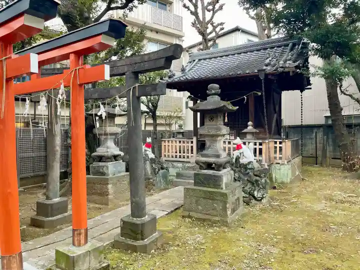 靍護稲荷神社の{uncategorized: "未分類", other: "その他", undefined: "問題あり", building: "その他建物", grave: "お墓", sacred_gate: "鳥居", guardian: "狛犬", statue: "像", buddha: "仏像", history: "歴史", nature: "自然", garden: "庭園", animal: "動物", pagoda: "塔", temizu: "手水舎", mountain_gate: "山門・神門", sanctuary: "本殿・本堂", subordinate: "末社・摂社", art: "芸術", scenery: "景色", jizo: "地蔵", ema: "絵馬", goshuin: "御朱印", omikuji: "おみくじ", items: "授与品その他", amulet: "お守り", goshuincho: "御朱印帳", eats: "食事", festival: "お祭り", votive_dance: "神楽", shichigosan: "七五三参", wedding: "結婚式", experience: "体験その他", initially: "初詣", around: "周辺", anti_infection: "感染症対策"}