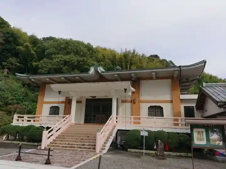 鬼岩寺の本殿・本堂