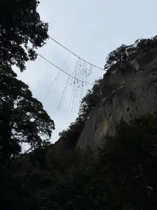 花窟神社の{uncategorized: "未分類", other: "その他", undefined: "問題あり", building: "その他建物", grave: "お墓", sacred_gate: "鳥居", guardian: "狛犬", statue: "像", buddha: "仏像", history: "歴史", nature: "自然", garden: "庭園", animal: "動物", pagoda: "塔", temizu: "手水舎", mountain_gate: "山門・神門", sanctuary: "本殿・本堂", subordinate: "末社・摂社", art: "芸術", scenery: "景色", jizo: "地蔵", ema: "絵馬", goshuin: "御朱印", omikuji: "おみくじ", items: "授与品その他", amulet: "お守り", goshuincho: "御朱印帳", eats: "食事", festival: "お祭り", votive_dance: "神楽", shichigosan: "七五三参", wedding: "結婚式", experience: "体験その他", initially: "初詣", around: "周辺", anti_infection: "感染症対策"}