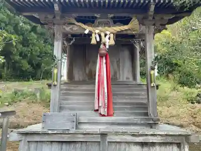 八幡神社 (山本)の{uncategorized: "未分類", other: "その他", undefined: "問題あり", building: "その他建物", grave: "お墓", sacred_gate: "鳥居", guardian: "狛犬", statue: "像", buddha: "仏像", history: "歴史", nature: "自然", garden: "庭園", animal: "動物", pagoda: "塔", temizu: "手水舎", mountain_gate: "山門・神門", sanctuary: "本殿・本堂", subordinate: "末社・摂社", art: "芸術", scenery: "景色", jizo: "地蔵", ema: "絵馬", goshuin: "御朱印", omikuji: "おみくじ", items: "授与品その他", amulet: "お守り", goshuincho: "御朱印帳", eats: "食事", festival: "お祭り", votive_dance: "神楽", shichigosan: "七五三参", wedding: "結婚式", experience: "体験その他", initially: "初詣", around: "周辺", anti_infection: "感染症対策"}