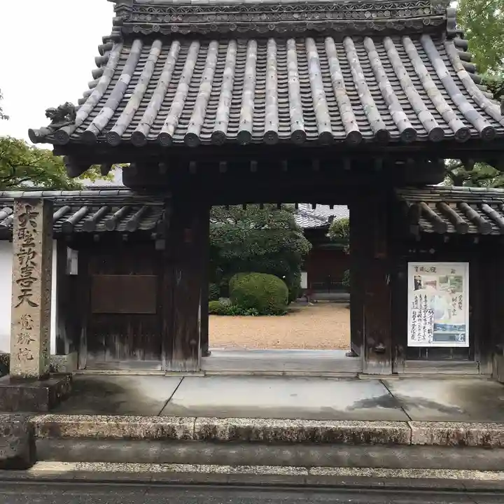 覺勝院(覚勝院)の山門・神門