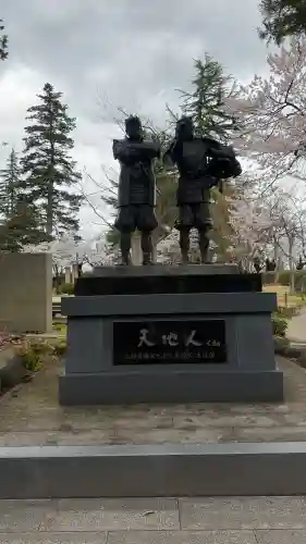 上杉神社の{uncategorized: "未分類", other: "その他", undefined: "問題あり", building: "その他建物", grave: "お墓", sacred_gate: "鳥居", guardian: "狛犬", statue: "像", buddha: "仏像", history: "歴史", nature: "自然", garden: "庭園", animal: "動物", pagoda: "塔", temizu: "手水舎", mountain_gate: "山門・神門", sanctuary: "本殿・本堂", subordinate: "末社・摂社", art: "芸術", scenery: "景色", jizo: "地蔵", ema: "絵馬", goshuin: "御朱印", omikuji: "おみくじ", items: "授与品その他", amulet: "お守り", goshuincho: "御朱印帳", eats: "食事", festival: "お祭り", votive_dance: "神楽", shichigosan: "七五三参", wedding: "結婚式", experience: "体験その他", initially: "初詣", around: "周辺", anti_infection: "感染症対策"}