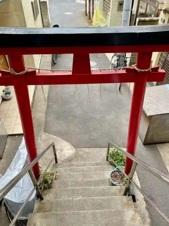 真島稲荷神社の{uncategorized: "未分類", other: "その他", undefined: "問題あり", building: "その他建物", grave: "お墓", sacred_gate: "鳥居", guardian: "狛犬", statue: "像", buddha: "仏像", history: "歴史", nature: "自然", garden: "庭園", animal: "動物", pagoda: "塔", temizu: "手水舎", mountain_gate: "山門・神門", sanctuary: "本殿・本堂", subordinate: "末社・摂社", art: "芸術", scenery: "景色", jizo: "地蔵", ema: "絵馬", goshuin: "御朱印", omikuji: "おみくじ", items: "授与品その他", amulet: "お守り", goshuincho: "御朱印帳", eats: "食事", festival: "お祭り", votive_dance: "神楽", shichigosan: "七五三参", wedding: "結婚式", experience: "体験その他", initially: "初詣", around: "周辺", anti_infection: "感染症対策"}