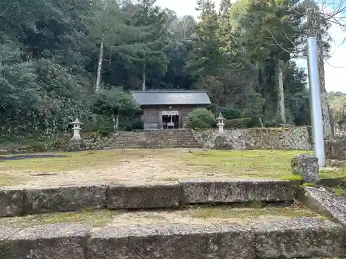 熊野神社(久米神社下の宮)の{uncategorized: "未分類", other: "その他", undefined: "問題あり", building: "その他建物", grave: "お墓", sacred_gate: "鳥居", guardian: "狛犬", statue: "像", buddha: "仏像", history: "歴史", nature: "自然", garden: "庭園", animal: "動物", pagoda: "塔", temizu: "手水舎", mountain_gate: "山門・神門", sanctuary: "本殿・本堂", subordinate: "末社・摂社", art: "芸術", scenery: "景色", jizo: "地蔵", ema: "絵馬", goshuin: "御朱印", omikuji: "おみくじ", items: "授与品その他", amulet: "お守り", goshuincho: "御朱印帳", eats: "食事", festival: "お祭り", votive_dance: "神楽", shichigosan: "七五三参", wedding: "結婚式", experience: "体験その他", initially: "初詣", around: "周辺", anti_infection: "感染症対策"}