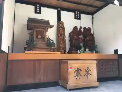 新屋山神社の末社・摂社