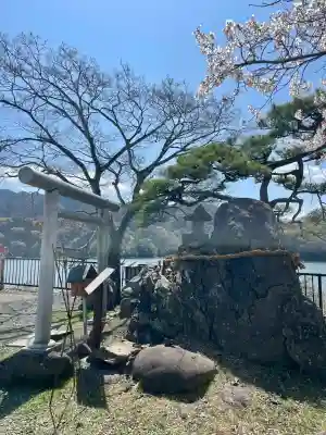 御供岩の{uncategorized: "未分類", other: "その他", undefined: "問題あり", building: "その他建物", grave: "お墓", sacred_gate: "鳥居", guardian: "狛犬", statue: "像", buddha: "仏像", history: "歴史", nature: "自然", garden: "庭園", animal: "動物", pagoda: "塔", temizu: "手水舎", mountain_gate: "山門・神門", sanctuary: "本殿・本堂", subordinate: "末社・摂社", art: "芸術", scenery: "景色", jizo: "地蔵", ema: "絵馬", goshuin: "御朱印", omikuji: "おみくじ", items: "授与品その他", amulet: "お守り", goshuincho: "御朱印帳", eats: "食事", festival: "お祭り", votive_dance: "神楽", shichigosan: "七五三参", wedding: "結婚式", experience: "体験その他", initially: "初詣", around: "周辺", anti_infection: "感染症対策"}