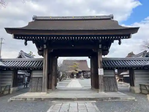 曼陀羅寺の山門