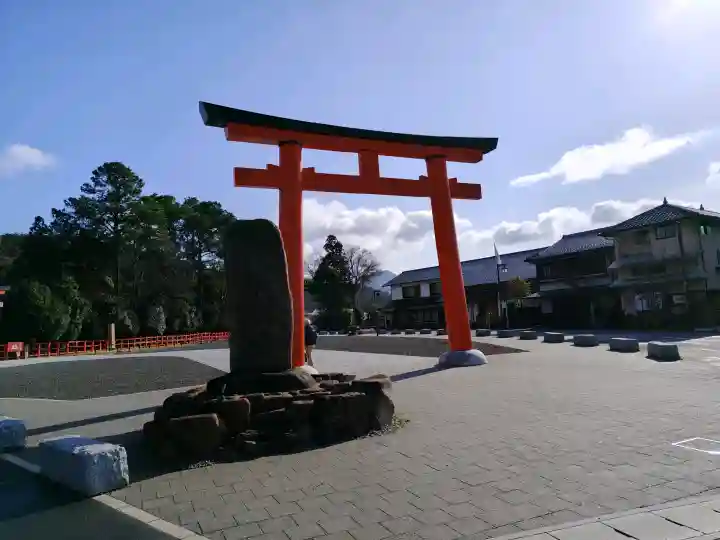 賀茂別雷神社(上賀茂神社)の{uncategorized: "未分類", other: "その他", undefined: "問題あり", building: "その他建物", grave: "お墓", sacred_gate: "鳥居", guardian: "狛犬", statue: "像", buddha: "仏像", history: "歴史", nature: "自然", garden: "庭園", animal: "動物", pagoda: "塔", temizu: "手水舎", mountain_gate: "山門・神門", sanctuary: "本殿・本堂", subordinate: "末社・摂社", art: "芸術", scenery: "景色", jizo: "地蔵", ema: "絵馬", goshuin: "御朱印", omikuji: "おみくじ", items: "授与品その他", amulet: "お守り", goshuincho: "御朱印帳", eats: "食事", festival: "お祭り", votive_dance: "神楽", shichigosan: "七五三参", wedding: "結婚式", experience: "体験その他", initially: "初詣", around: "周辺", anti_infection: "感染症対策"}
