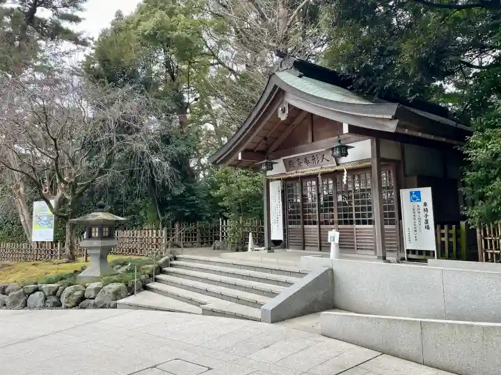 寒川神社の{uncategorized: "未分類", other: "その他", undefined: "問題あり", building: "その他建物", grave: "お墓", sacred_gate: "鳥居", guardian: "狛犬", statue: "像", buddha: "仏像", history: "歴史", nature: "自然", garden: "庭園", animal: "動物", pagoda: "塔", temizu: "手水舎", mountain_gate: "山門・神門", sanctuary: "本殿・本堂", subordinate: "末社・摂社", art: "芸術", scenery: "景色", jizo: "地蔵", ema: "絵馬", goshuin: "御朱印", omikuji: "おみくじ", items: "授与品その他", amulet: "お守り", goshuincho: "御朱印帳", eats: "食事", festival: "お祭り", votive_dance: "神楽", shichigosan: "七五三参", wedding: "結婚式", experience: "体験その他", initially: "初詣", around: "周辺", anti_infection: "感染症対策"}