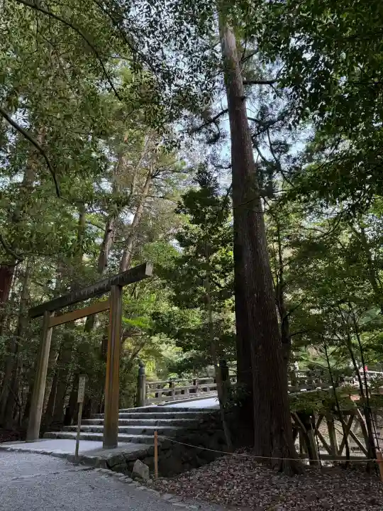 伊勢神宮内宮(皇大神宮)の{uncategorized: "未分類", other: "その他", undefined: "問題あり", building: "その他建物", grave: "お墓", sacred_gate: "鳥居", guardian: "狛犬", statue: "像", buddha: "仏像", history: "歴史", nature: "自然", garden: "庭園", animal: "動物", pagoda: "塔", temizu: "手水舎", mountain_gate: "山門・神門", sanctuary: "本殿・本堂", subordinate: "末社・摂社", art: "芸術", scenery: "景色", jizo: "地蔵", ema: "絵馬", goshuin: "御朱印", omikuji: "おみくじ", items: "授与品その他", amulet: "お守り", goshuincho: "御朱印帳", eats: "食事", festival: "お祭り", votive_dance: "神楽", shichigosan: "七五三参", wedding: "結婚式", experience: "体験その他", initially: "初詣", around: "周辺", anti_infection: "感染症対策"}