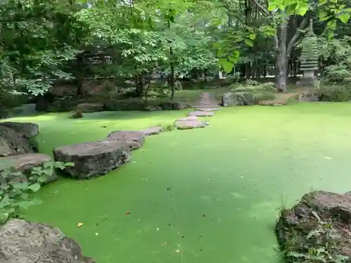 帯廣神社の庭園